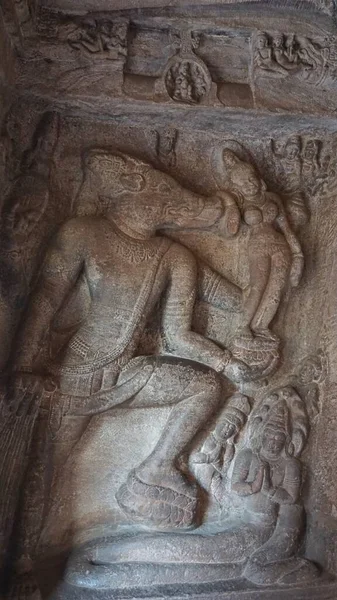 南インドのカルナータカ州バダミにあるヒンズー教 ジャイナ教 仏教の洞窟寺院の石の彫刻 洞窟はカルクヤ朝初期の洞窟寺院建築の例と考えられている Vi世紀のAd — ストック写真