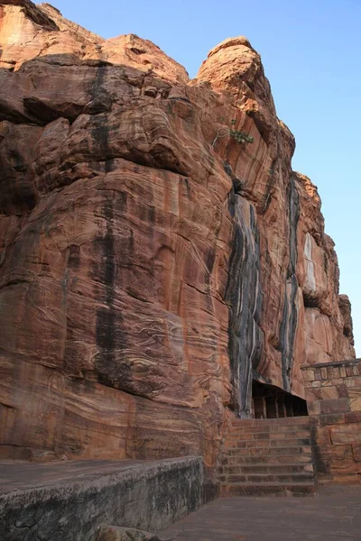 巴达米洞穴庙宇 印度南部卡纳塔克邦巴达米市附近的印度教 贾因和佛教洞穴庙宇 洞穴被认为是夏鲁克亚王朝早期 公元六世纪 洞穴庙宇建筑的一个范例 — 图库照片