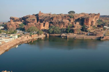 Badami mağara tapınaklarının bulunduğu kayalıklardan Agastya Gölü 'nün görüntüsü - Hindistan' ın kuzeyindeki Bagalkot bölgesinde Badami kasabası yakınlarındaki dört Hindu, Jain ve Budist mağara tapınağından oluşan bir kompleks.