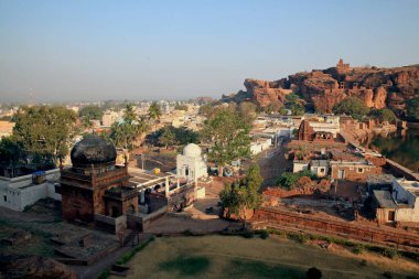 Badami mağara tapınaklarının bulunduğu kayalıklardan Agastya Gölü 'nün görüntüsü - Hindistan' ın kuzeyindeki Bagalkot bölgesinde Badami kasabası yakınlarındaki dört Hindu, Jain ve Budist mağara tapınağından oluşan bir kompleks.