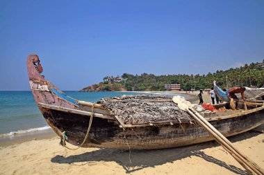 Kovalam Sahili, Kerala, Güney Hindistan. Sahilde balıkçı tekneleri. Balıkçılar..
