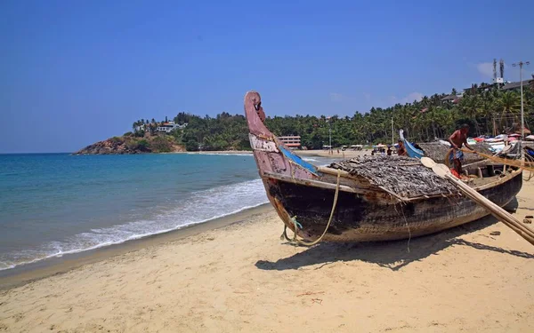 Kovalam Sahili Kerala Güney Hindistan Sahilde Balıkçı Tekneleri Balıkçılar — Stok fotoğraf