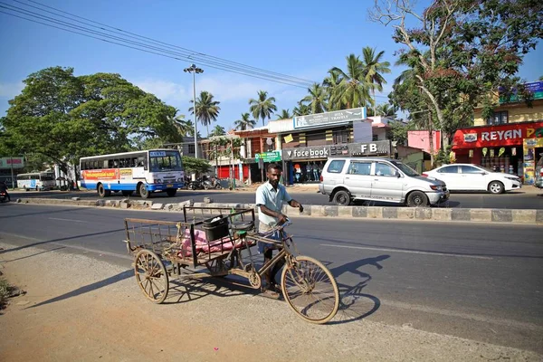 Homem Vendedor Rua Com Seu Triciclo Para Transporte Mercadorias Kerala — Fotografia de Stock