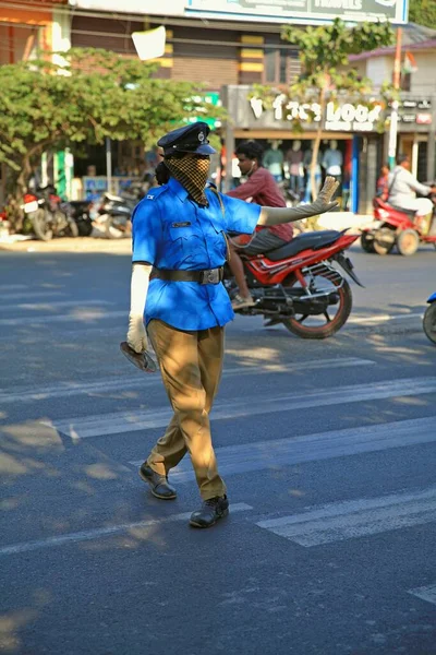 Женщина Маске Регулирует Дорожное Движение Южная Индия Керала — стоковое фото