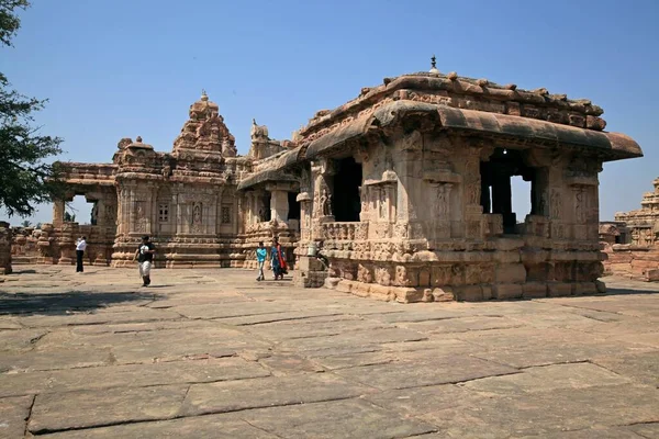 パタダカル記念碑のグループ 8世紀の複合体 ベサルのヒンドゥ寺院建築様式の発展の集大成 カルナータカ インド パタダカルはインドの寺院建築のドラヴィダ様式と長良様式の両方を紹介している — ストック写真