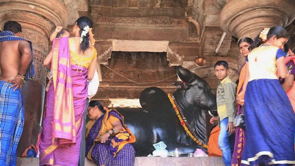 南インドのヒンドゥー教寺院における神シヴァの山であるビク ナンディ セレモニーの崇拝 — ストック写真