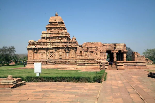 帕塔达卡尔纪念碑群 Group Monuments Pattadakal 8世纪的建筑群 是印度卡纳塔克邦维萨印度教庙宇建筑风格发展的顶点 帕塔达卡尔展示了印度庙宇建筑的德拉维迪安风格和那加拉风格 — 图库照片