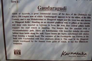 Tapınak ve diğer dini tapınakların isimlerine sahip turistler için işaretler, Aikhole, Karnataka, Hindistan