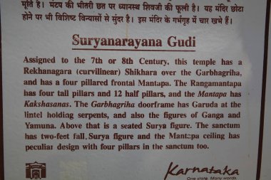 Tapınak ve diğer dini tapınakların isimlerine sahip turistler için işaretler, Aikhole, Karnataka, Hindistan