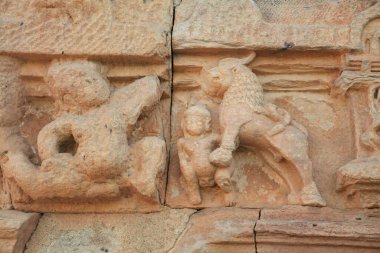 Hindu tapınaklarının içi - tanrıların heykel resimleri, antik Hint destanının kahramanları, heykel kabartmaları, oyulmuş süsler, mitolojik temalar üzerine duvar resimleri, bayrak direği sütunları. Durga Tapınağı ve diğerleri, Aikhole, Karnataka, Hindistan