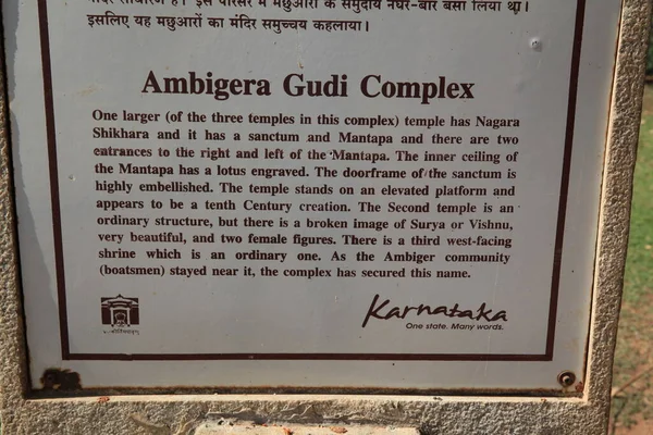 Tapınak ve diğer dini tapınakların isimlerine sahip turistler için işaretler, Aikhole, Karnataka, Hindistan