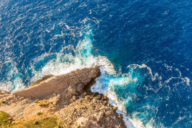 Su, dalgalar ve kayalar