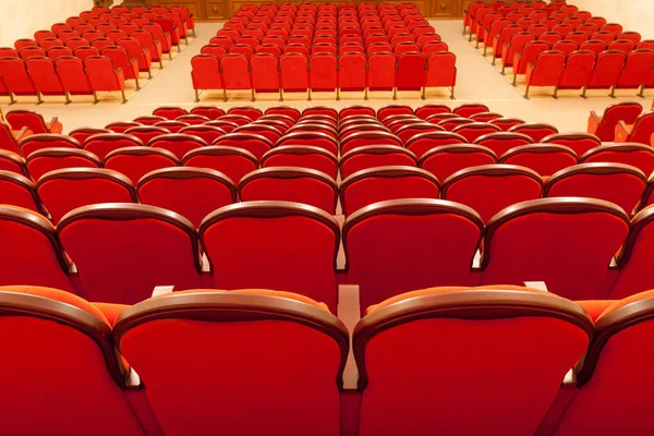 Червоний аудиторії стільці — стокове фото