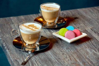 İki bardak kahve plaka macaroons için yazdırma