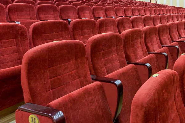 Linhas de assentos de veludo vermelho vazios — Fotografia de Stock