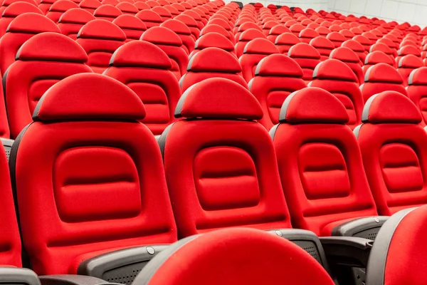 Linhas de assentos vermelhos vazios — Fotografia de Stock