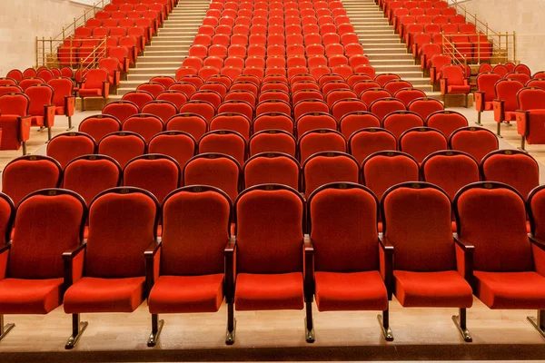 Linhas de assentos vermelhos vazios — Fotografia de Stock