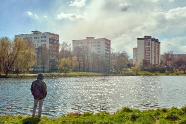 Adam yalnız kalmak Nehri baskı içinde