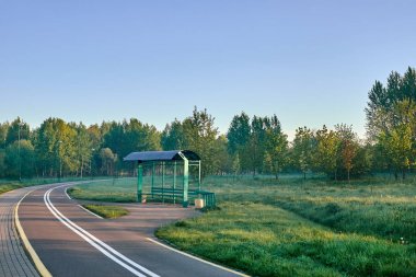 sabah köy yolu yol ile şeritler, otobüs durağı ağaçlar