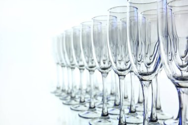 Masada boş şarap kadehleri var.