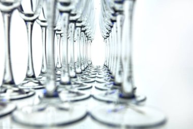 Şarap gözlük satırda tablo