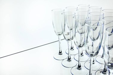 Masada boş bardak sıraları