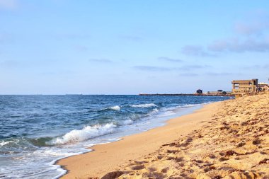 Deniz ve plajın güzel manzarası