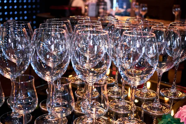 Nära håll tomma glas i restaurang — Stockfoto
