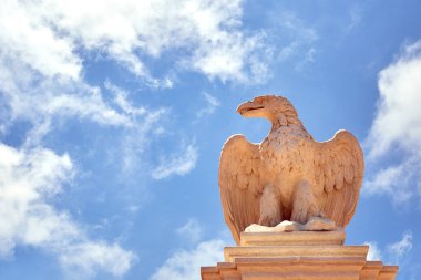 Gökyüzüne karşı bir kartal heykeli