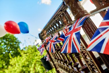 İngiliz Birliği Jack kiraz kuşu bayrakları mavi gökyüzü karşı