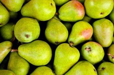 Olgun yeşil armut city piyasa sepetin içinde. Sağlıklı bio beslenme kavramı.