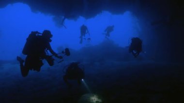 Scuba dalgıç su mağara, Palau altında büyük