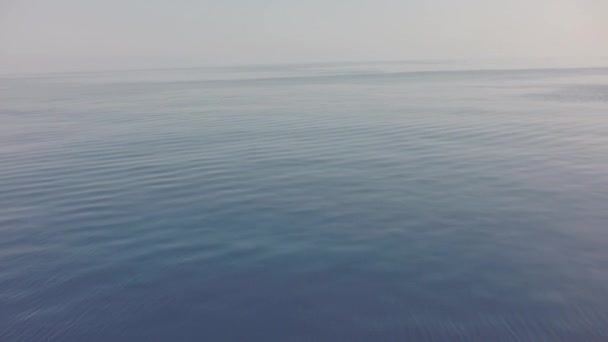 Powierzchni wody bardzo spokojne morze — Wideo stockowe