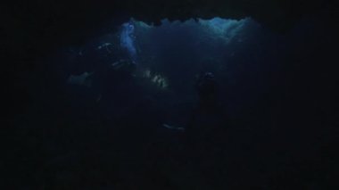 Scubadivers su altında nda mağara