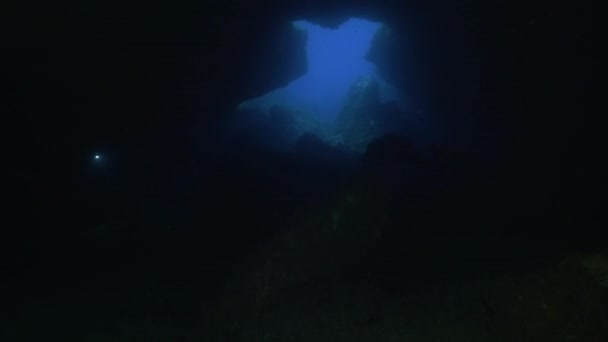 Binnen kijken zeer donkere onder water grot, ustica Italië — Stockvideo