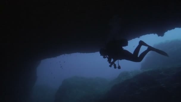 Scuba diver in onder de ingang van de grot van water, Middellandse Zee — Stockvideo