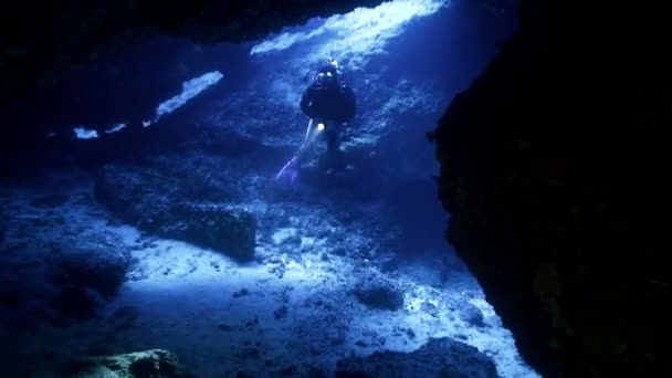 Дайвер в подводной пещере, Средиземное море — стоковое видео