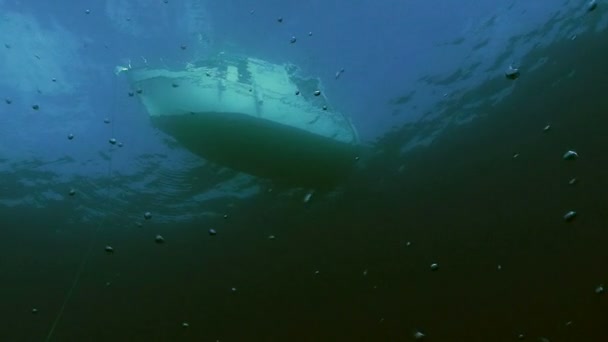 Vue sous-marine du bateau à la surface de l'eau calme, Mer Méditerranée — Video