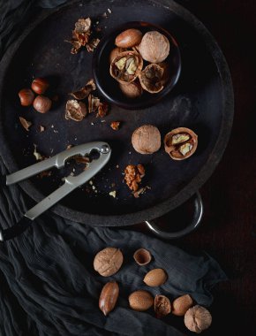 Ceviz ahşap plaka koyu arka plan üzerinde 