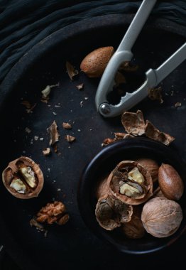 Ceviz ahşap plaka koyu arka plan üzerinde 