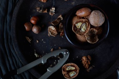 Koyu arka plan üzerinde fındık karışımı 