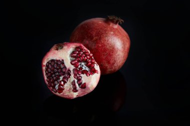 Pomegranade koyu arka plan üzerinde 