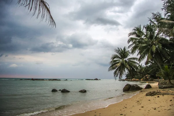 Playa tropical en el tiempo nublado y stomía en Koh Phangan, Tailandia — Foto de Stock