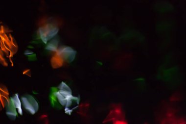 Soyut bulanık renkli ışık siyah backgrpound. Su çok renkli parlak yansımalar. Kozmik, uzay, biyolojik.