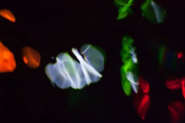 Soyut bulanık renkli ışık siyah backgrpound. Su çok renkli parlak yansımalar. Kozmik, uzay, biyolojik.