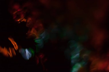 Soyut bulanık renkli ışık siyah backgrpound. Su çok renkli parlak yansımalar. Kozmik, uzay, biyolojik.