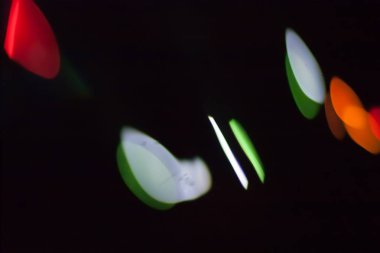 Soyut bulanık renkli ışık siyah backgrpound. Su çok renkli parlak yansımalar. Kozmik, uzay, biyolojik.