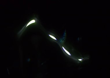 Siyah arka plan üzerine beyaz soyut bulanık ufuk bokeh ışıklar.