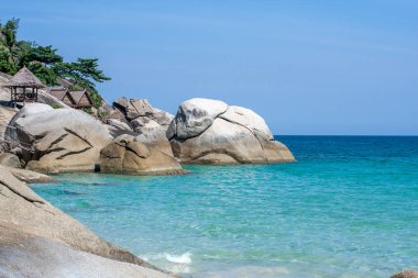 Mavi sakin deniz ve kayalar beach Koh Samui, Tayland, Asya