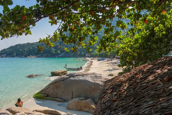 Vista vívida de la playa tropical de Phangan de Tailandia y el mar azul — Foto de Stock